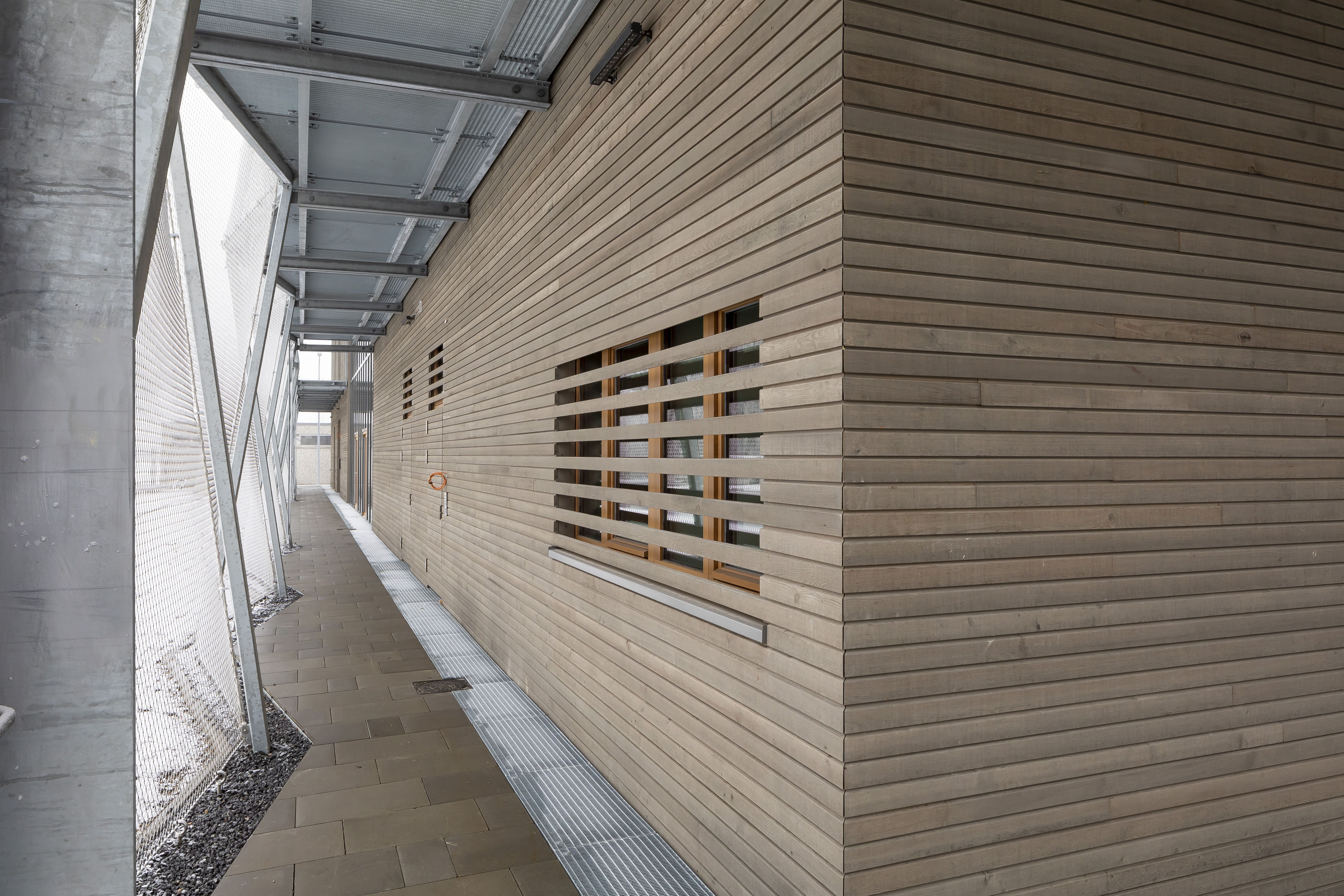 Fotografie: Mit Holz vertäfelte Außenwand des Kinderhauses in der Guerickestraße