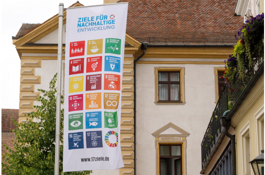 Fotografie: Fahne mit den Zielen für nachhaltige Entwicklung auf dem Kohlenmarkt