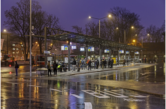 Fotografie: Interims-Busbahnhof bei Nacht  