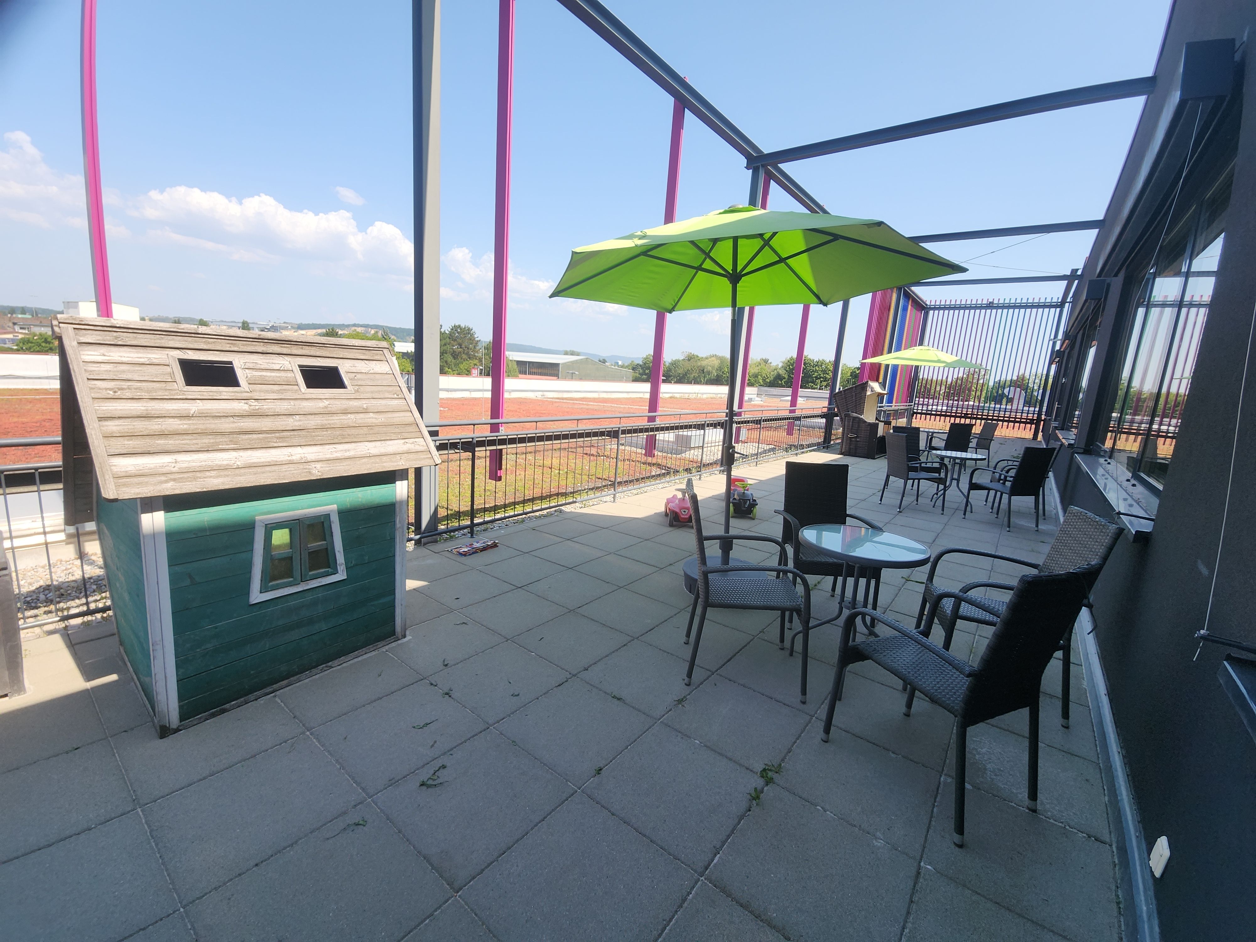 Auf der Terrasse der Stadtteilbücherei Candis stehen Sitzmöglichkeiten zur Verfügung.