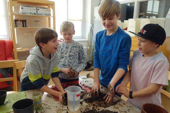 Komm. Jugendarbeit - Kinderberater Seedbombs 2 (C) Annerose Raith
