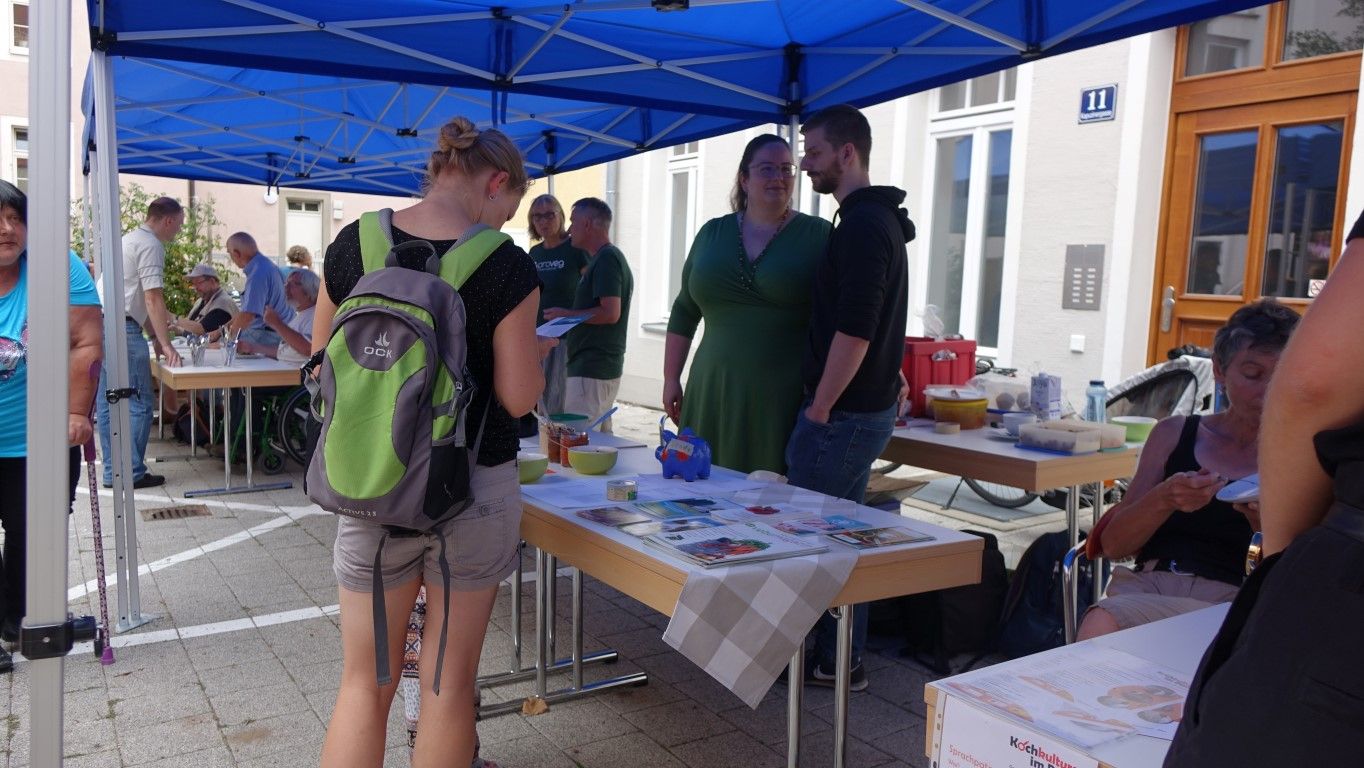 Tisch mit Informationsmaterial und Besucher