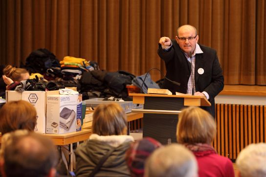 Fotografie: Manfred Stuber versteigert Fundsachen.