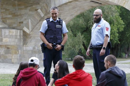 Untereinander auf Abstand und mit Jugendlichen im Gespräch: Thomas Kaschel und sein Kollege Tobias Grande sind an Sommerabenden v. a. auf der Jahninsel und dem Grieser Spitz im Einsatz.  (C) Bilddokumentation Stadt Regensburg