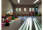 Fotografie - Raum mit vielen bunten Spielsachen entlang der Wände aufgestapelt (C) Stadt Regensburg, Amt für kommunale Jugendarbeit