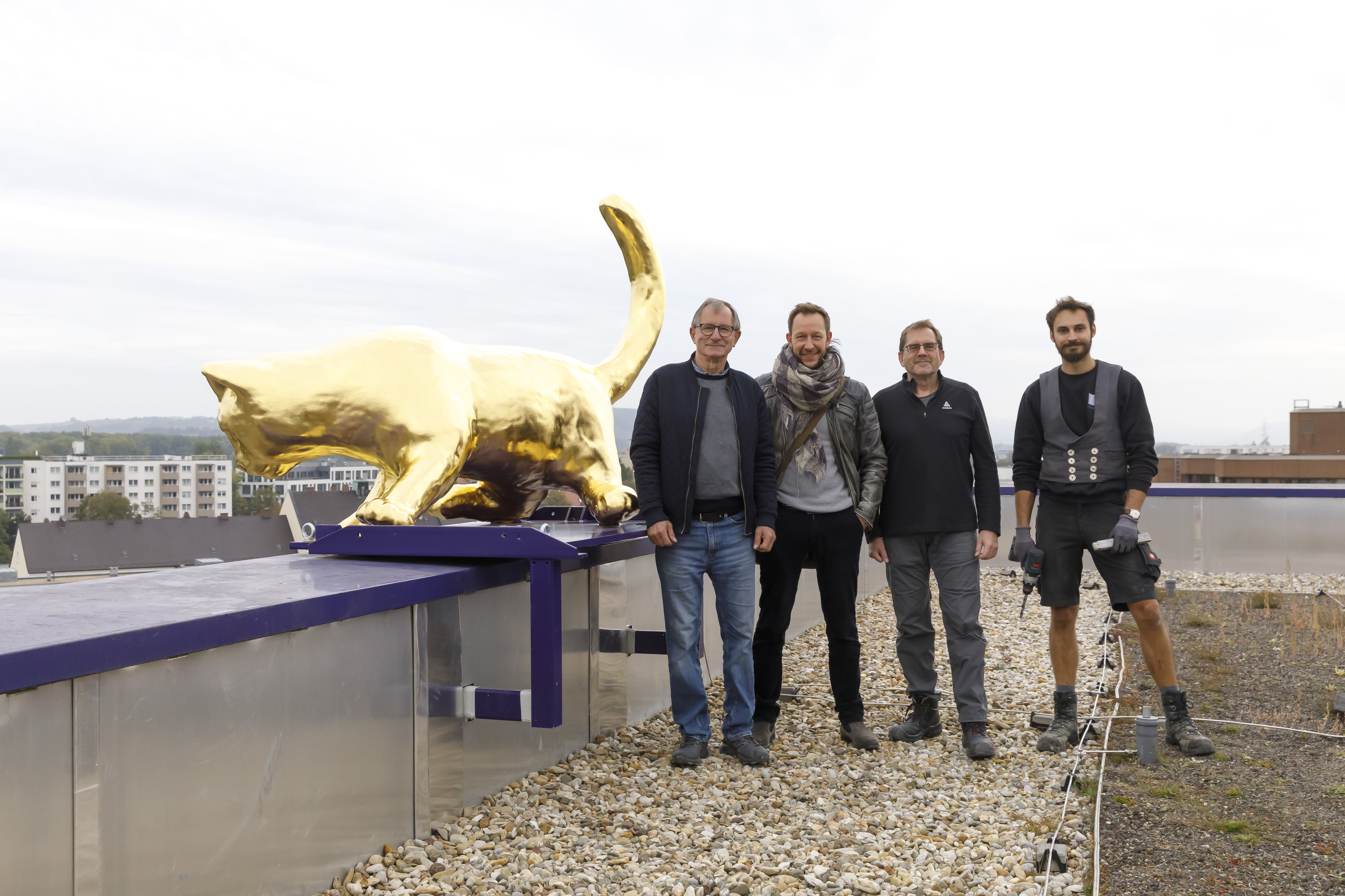 Fotografie: (V. l. n. r.) Künstler Ludwig Bäuml, Andreas Weingut (Architekten Diezinger, Regensburg-Eichstätt), Ulrich Gauterin (Amt für Hochbau, Stadt Regensburg), Nicolas Kellnberger (Firma Haber und Brandner)