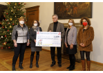 Fotografie - Vertreter der Apotheken überreichen einen Spendenscheck an die Oberbürgermeisterin (C) Bilddokumentation Stadt Regensburg 