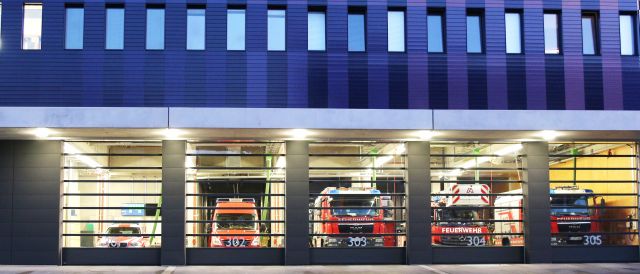 Fotografie - Der Löschzug der Berufsfeuerwehr Regensburg in der neuen Hauptfeuerwache, Greflingerstraße 20.