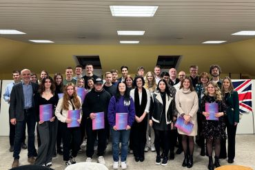 Fotografie: Die Erasmus-Schülerinnen und Schüler mit Bildungsreferentin Dr. Sabine Kellner-Mayrhofer, Schulleiter Manfred Soderer (links), Fachbetreuer sowie der CCL Organisatorin Holly Work aus London (1. Reihe Mitte)