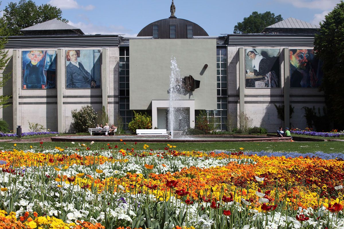 Fotografie - Gebäude der Ostdeutschen Galerie mit Blumen im Vordergrund