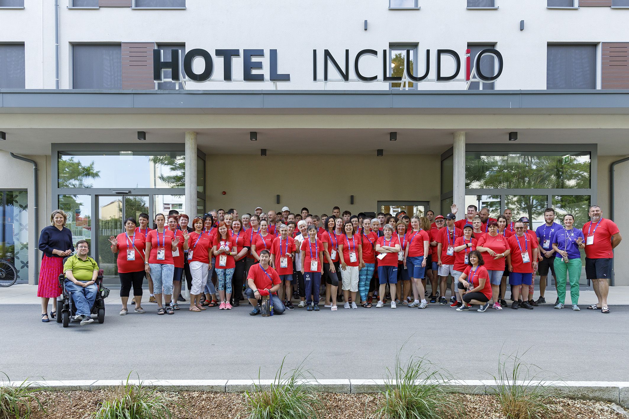 Fotografie: Sportlerinnen und Sportler der Special Olympics Bayern vor dem Hotel includio