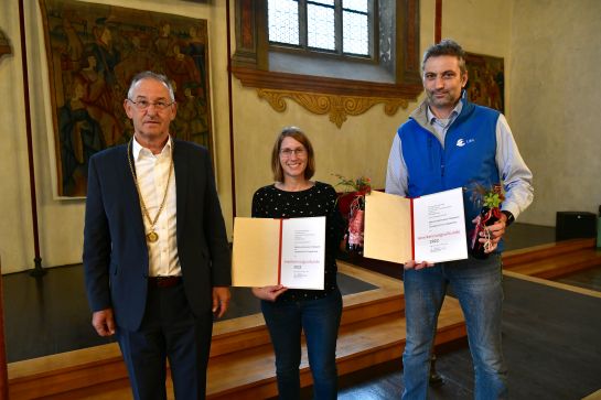 Fotografie - Auszeichnung für das Naturkundemuseum Ostbayern; im Bild Bürgermeister Ludwig Artinger, Dr. Christine Schmidt und Tom Aumer