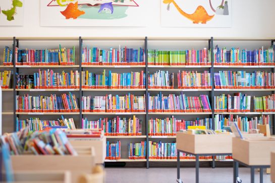 Fotografie - Zu sehen ist die Kinderbücherei in der Stadtteilbücherei Nord. Die Regale sind gut gefüllt mit Büchern. © Andrea Borowski