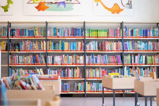 Fotografie - Zu sehen ist die Kinderbücherei in der Stadtteilbücherei Nord. Die Regale sind gut gefüllt mit Büchern.