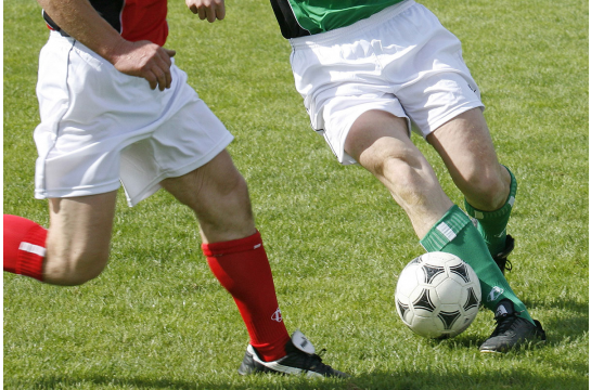 Alle Sportvereine auf einen Blick - Symboldbild - zwei Fußballspieler kämpfen um den Ball