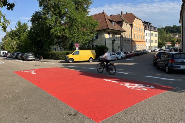 Fotografie: Fahrradfahrer fährt entlang der neuen Fahrradstraße am Europakanal