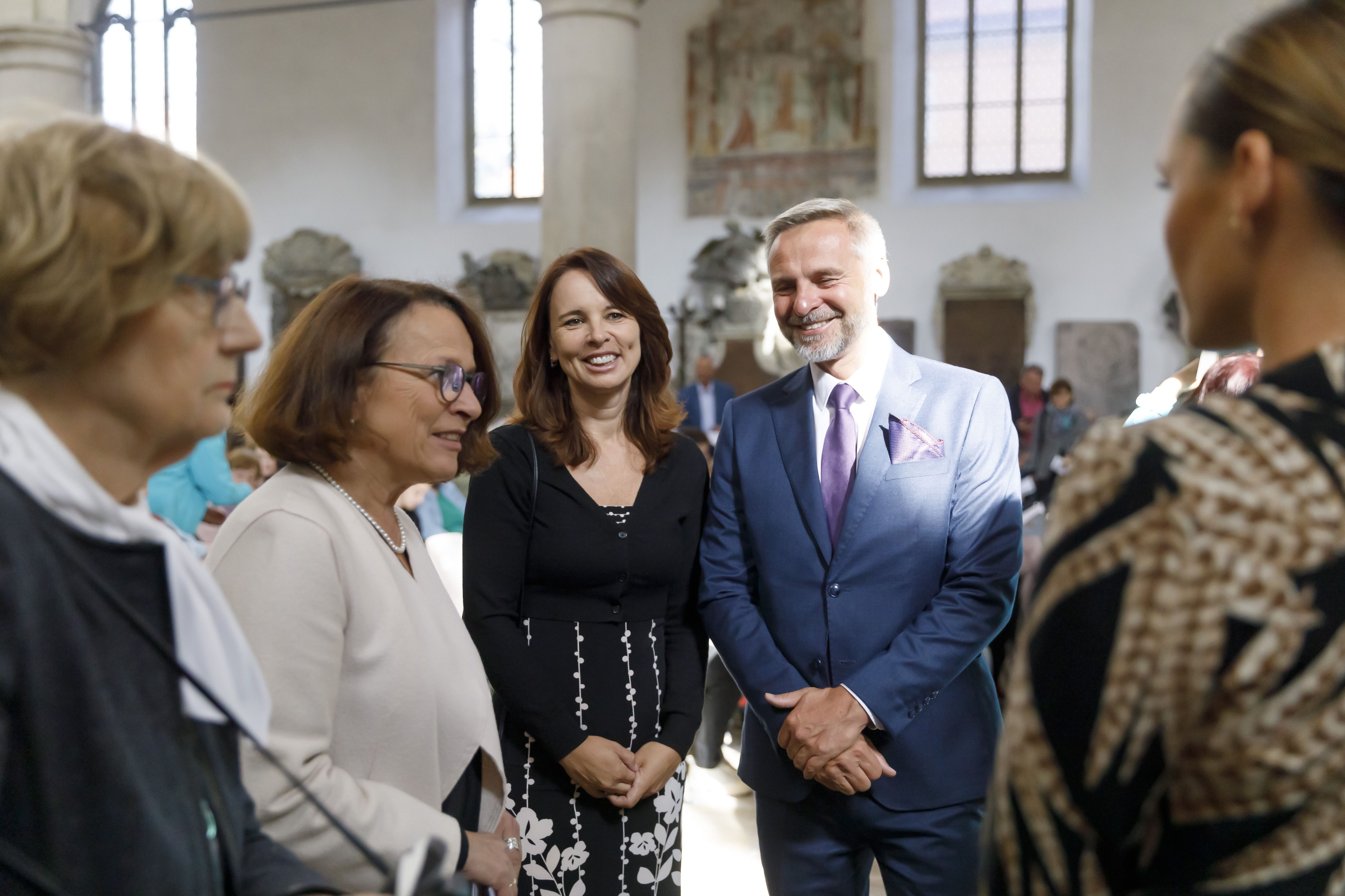 Fotografie: Oberbürgermeisterin Gertrud Maltz-Schwarzfischer und Pavel Bosák, Stellvertreter des Oberbürgermeisters der Stadt Pilsen, mit Ehefrau 