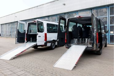 Fotografie - Zwei Minibusse mit Rollstuhl-Rampe für Odessa