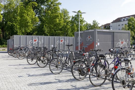 Fotografie: Radboxen und Fahrradbügel am Hauptbahnhof (C) Bilddokumentation Stadt Regensburg