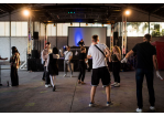 Fotografie – Tanzende Personen, im Hintergrund ein DJ (C) Simon Gehr