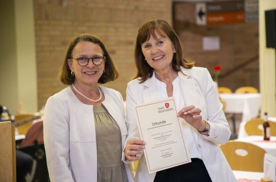 Verabschiedung Maria Köberl-Nowotny mit Oberbürgermeisterin, Urkundenübergabe