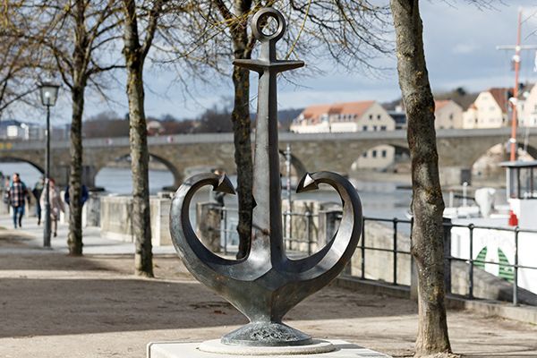Banner - Regensburg hilft - Ukraine: Zu sehen ist der Odessa-Anker am Donauufer