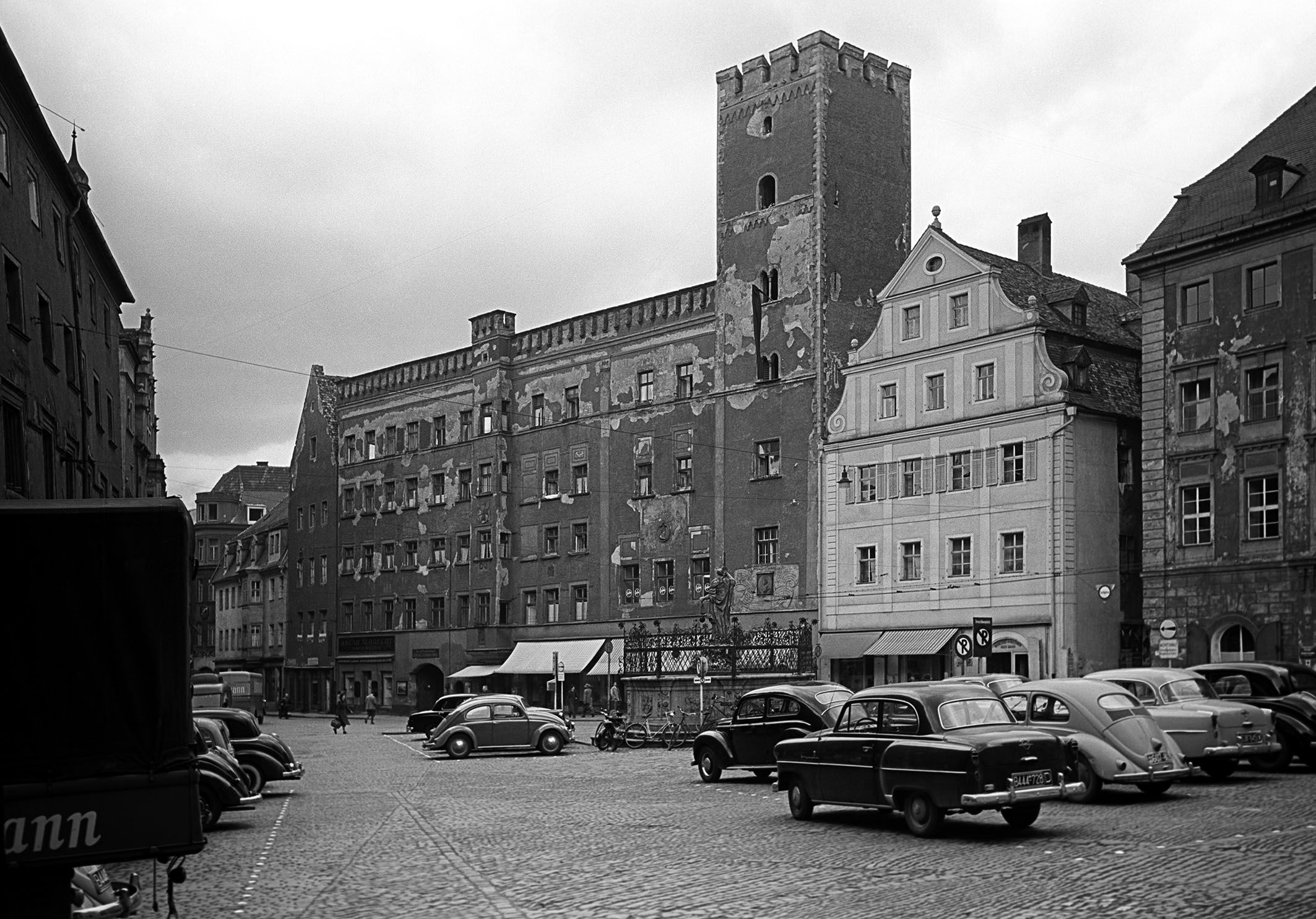 Fotografie: Mai 1955 – Der Haidplatz als Parkplatz