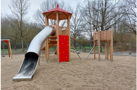 Fotografie: Spielkombination auf dem Spielplatz am Lena-Christ-Weg