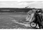 Fotografie: Schwarz-Weiß-Bild eines Flugzeugs im Landeflug © Bilddokumentation Stadt Regensburg
