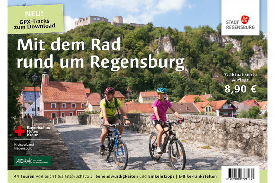 Cover - zwei Radfahrer auf einer Brücke, in weißer Schrift der Titel der Broschüre: "Mit dem Rad rund um Regensburg"