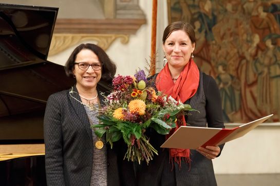 Dr. Friederike Kind-Kovács - Preis für Frauen in Wissenschaft und Kunst - im Bild mit Bürgermeisterin Gertrud Maltz-Schwarzfischer