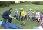 Fotografie: Ein Kind untersucht den Stiefel von Markus Weinbeck. (C) Bilddokumentation Stadt Regensburg