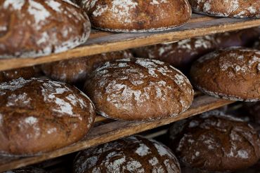 Brotlaibe in einem Regal