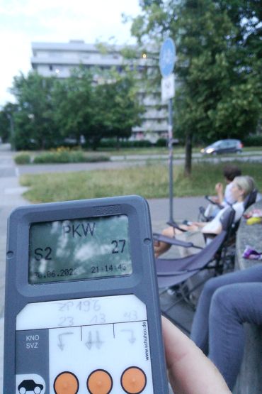 Zählgerät mit Verkehrszählern bei der Arbeit im Hintergrund