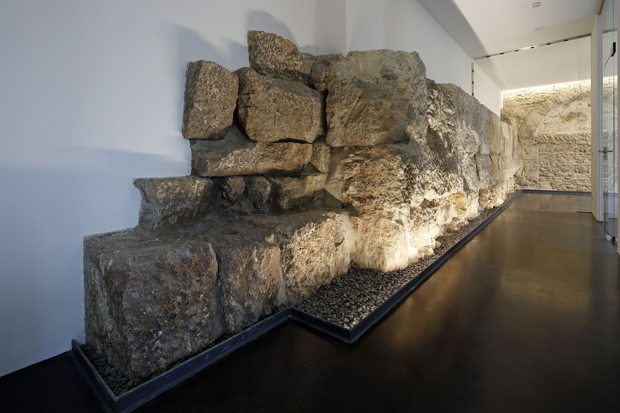 Die römischen Relikte harmonieren hervorragend mit moderner Architektur, wie hier in der Diözesanverwaltung in der Erhardigasse.