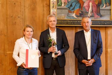 Fotografie - Auszeichnung für die Continental Automotive Technologies GmbH; im Bild Bürgermeister Ludwig Artinger mit Karlheinz Vogl, Interim-Werkleiter, und Elke Kaczmarek, Leiterin Kommunikation