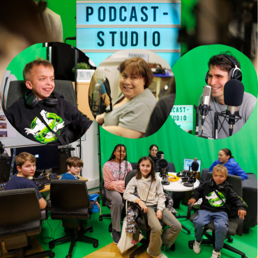 Oben ein Leuchtschrift mit Aufschrift: Podcast-Studio. Darunter drei Kreise nebeneinander. Im linken Kreis ist Henry zu sehen. Ein Junge mit blonden Haaren, Kopfhörern um den Hals im Ghostbusters-Pulli und einem lächeln im Gesicht. Im mittleren Kreis ist Marion Thätter zu sehen. Eine Frau mit dunkelblonden Haaren und grauem Tshirt, die in die Kamera lächelt. Im rechten Kreis ist Michael Jungbauer zu sehen. Er trägt ein graues Sweatshirt und hat braune Haare. Er hat Kopfhörer auf und lächelt. Unterhalb der drei Kreise ist ein Gruppenbild in einem Studio. Von links sind Theo, Felix, Josie, Lea, Linn, Henry und Mina beim aufnehmen des Podcasts zu beobachten.