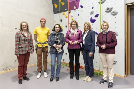 Fotografie: (von links nach rechts) Christiana Schmidbauer, Leiterin des Amtes für allgemeine Stiftungsverwaltung, Sebastian Ganzert, Mitarbeiter JUZ Guericke und Klettertrainer, Oberbürgermeisterin Gertrud Maltz-Schwarzfischer, Bürgermeisterin Dr. Astrid Freudenstein, Melanie Brunner, Stiftungsverwaltung, Marianne Graml, Abteilungsleitung Jugendsozialarbeit
