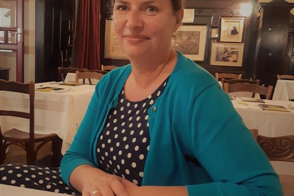 Frau Anette Ebmeier am Tisch im Café Orphée