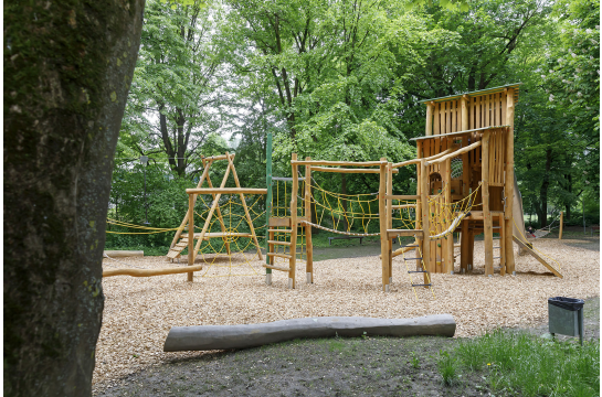 Fotografie: Spielgeräte auf dem Spielplatz im Inselpark