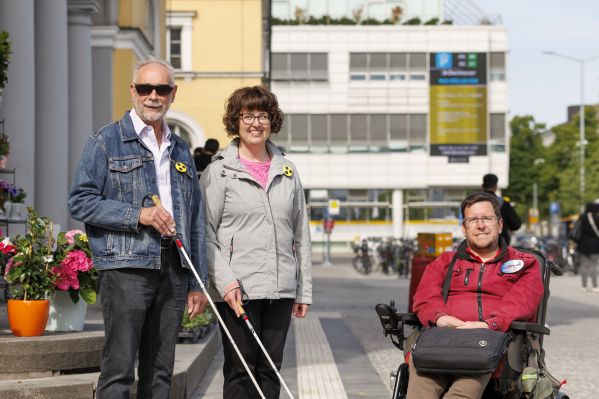 Fotografie: Der Inklusionsbeauftragte der Stadt Regensburg, Frank Reinel, zusammen mit der Bezirksgruppenleiterin des BBSB e. V., Bettina Pichlmeier und deren Ehemann Rudolf, bei der Besichtigung des taktilen Leitsystems vor dem Hauptbahnhof Regensburg