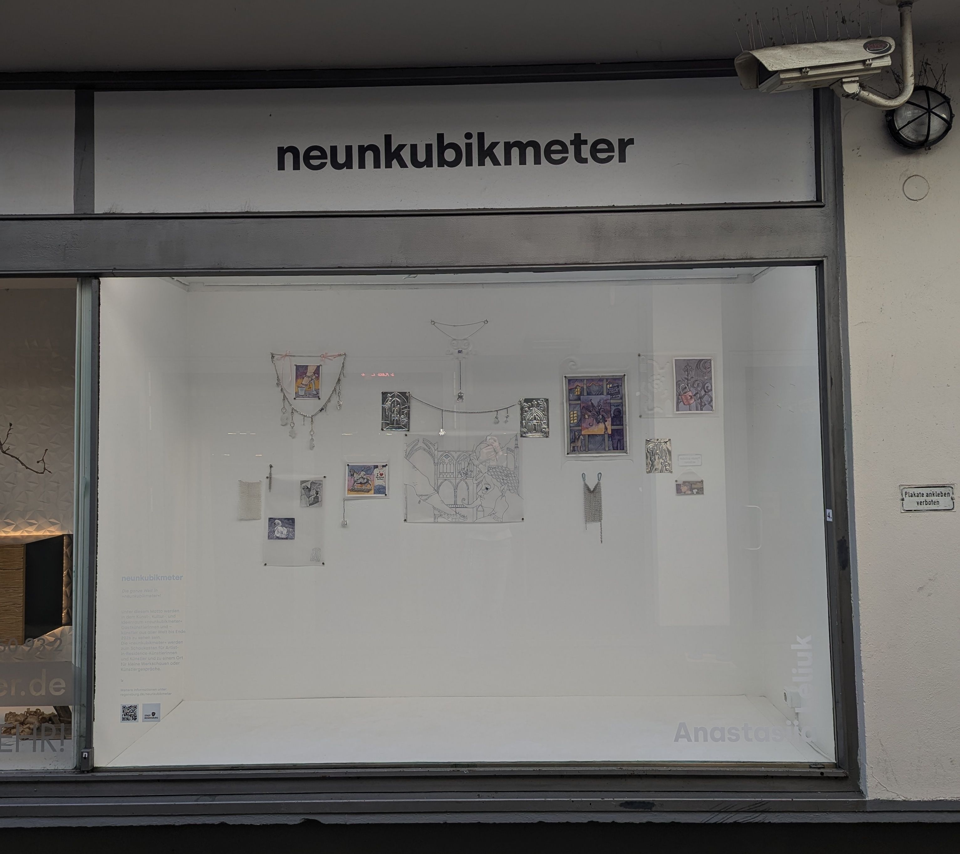 Die Fotografie zeigt die Ausstellung im Neunkubikmeter Schaukasten