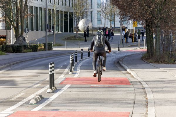 Fotografie: Ein Fahrradfahrer nutzt die protected bikelane in der Fritz-Fend-Straße.