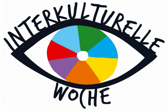 Grafik - Auge mit bunter Pupille und Schriftzug Interkulturelle Woche als Augenlider