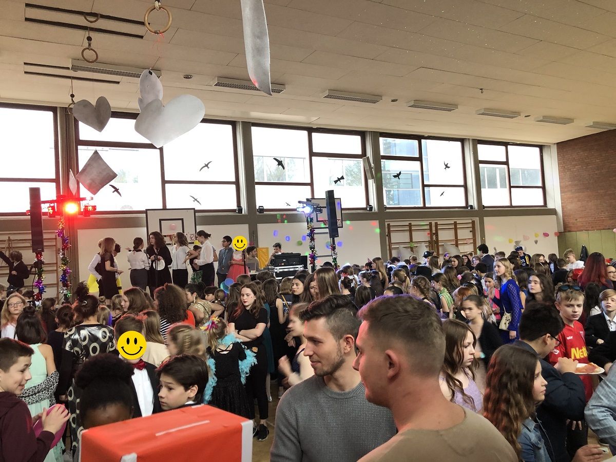 5 Die Turnhalle im Partymode
