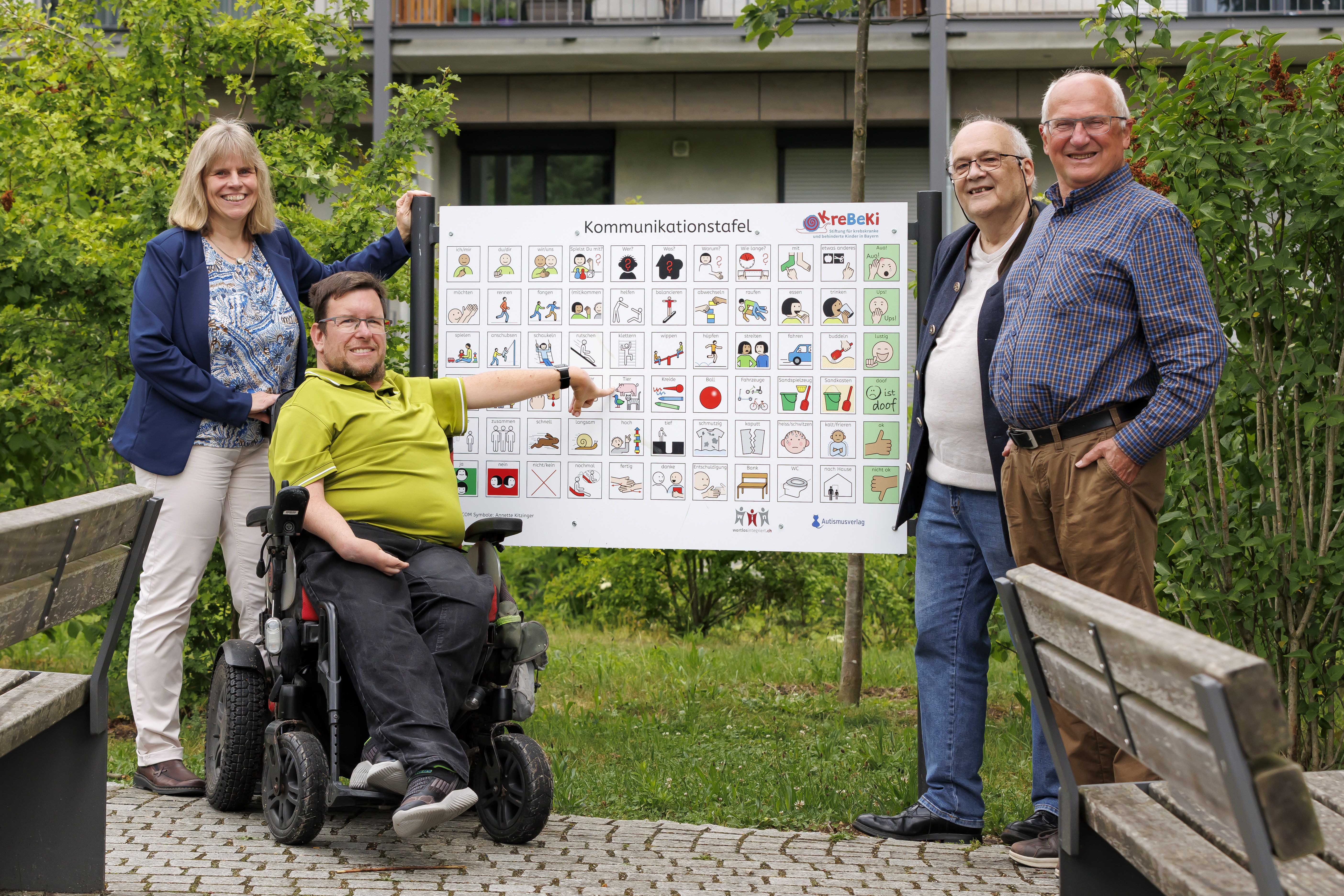 Fotografie – (v.l.n.r.) Nicole Blank (Gartenamt der Stadt Regensburg), Frank Reinel (Inklusionsbeauftragter Stadt Regensburg), Paul Prengel (Kuratoriumsvorsitzender KreBeKi) und Ludwig Faltermeier (Stiftungsvorsitzender KreBeKi) bei der Enthüllung der Spielplatztafel für unterstütze Kommunikation