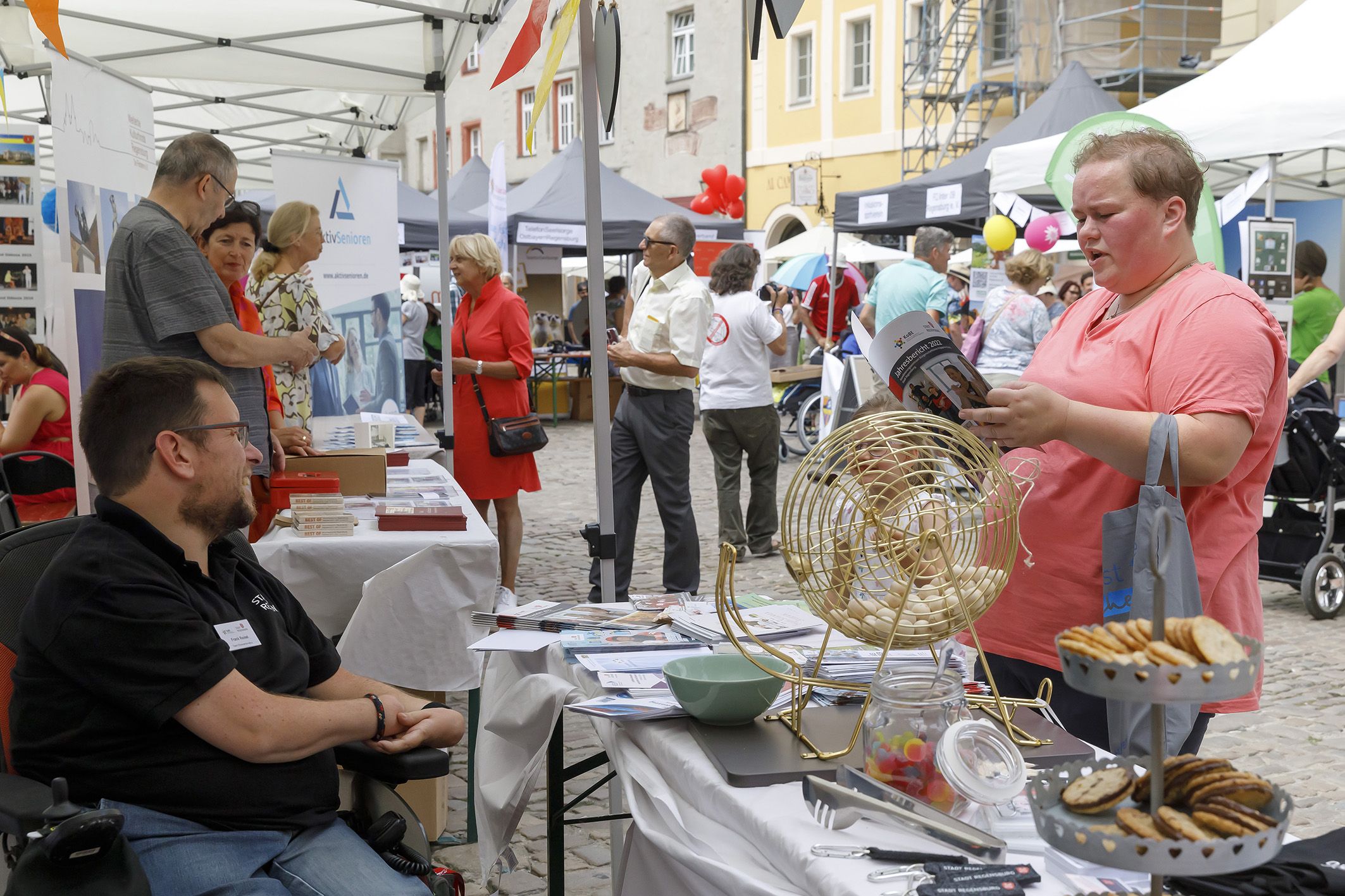Fotografie: Besucherin an einem Stand