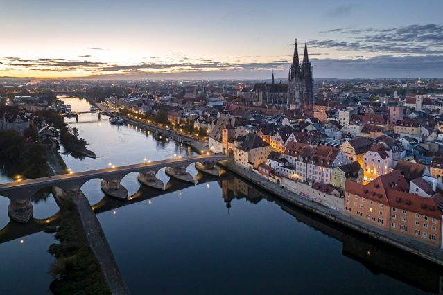 Fotografie - Luftaufnahme mit Blick über die Altstadt, Donau und Steinerner Brücke