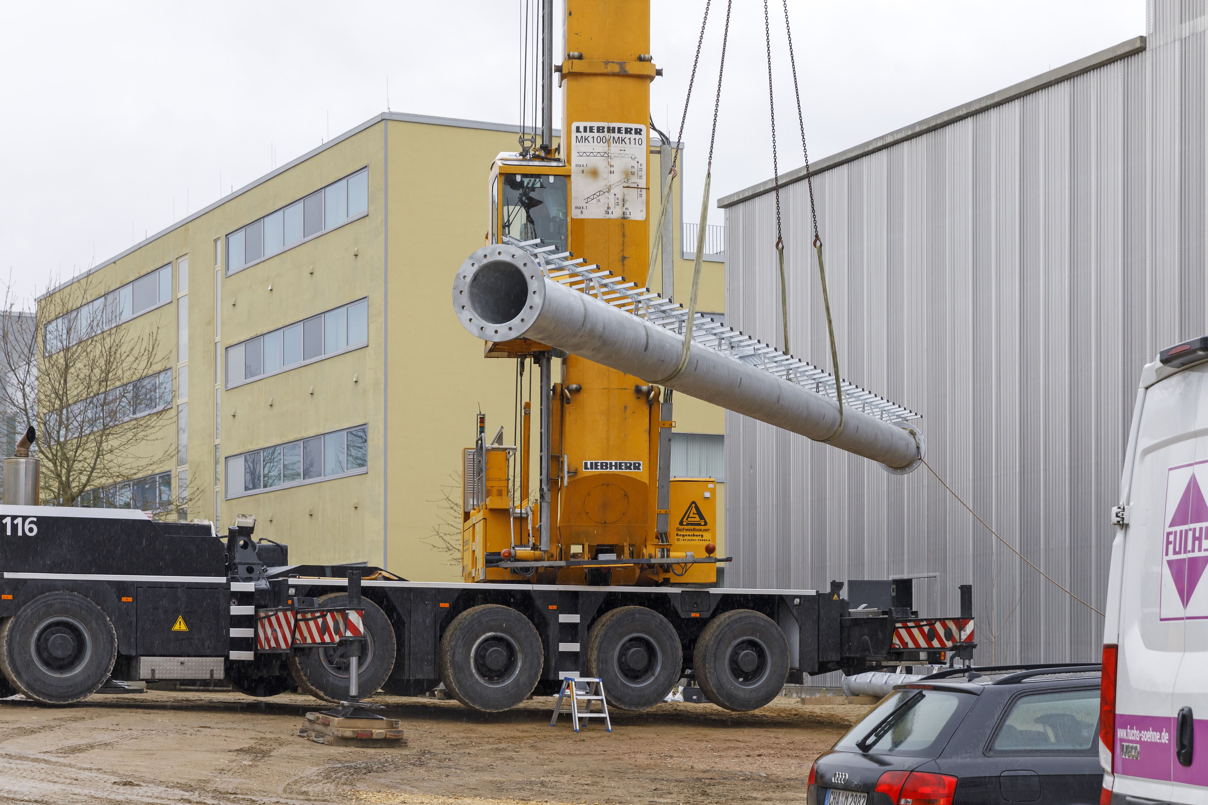 Fotografie - Montage des Funkmastes am Schlauchturm - Teil des Funkmastes wird mit Kran angehoben