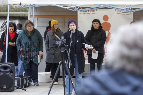 Fotografie - Rednerin von Drugstop Drogenhilfe Regensburg e.V. sowie weitere Rednerinnen im Hintergrund